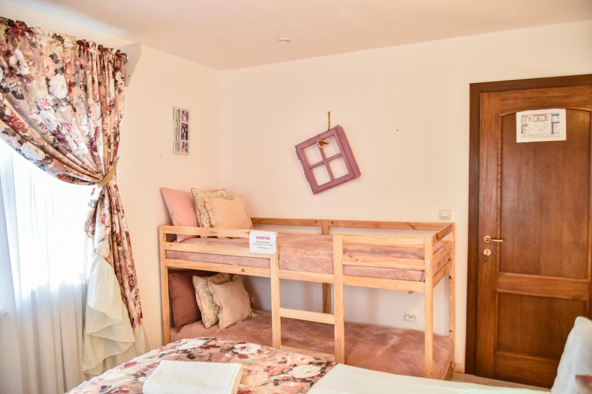 Săcele Casa Georgeaヴィラ エクステリア 写真